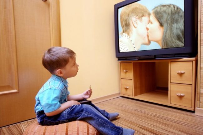 8 аргументов за то, чтобы вынести телевизор из комнаты ребенка