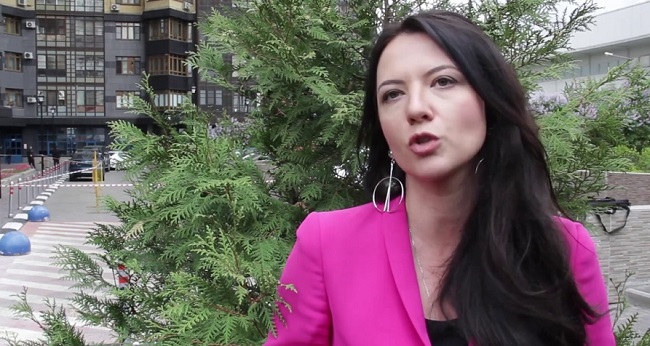 Кира Сазонова: самый красивый эксперт на политических шоу российского ТВ